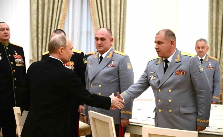 Putin: “Askerlerimizin üstünde sinek gibi insansız hava araçları uçuyor”
