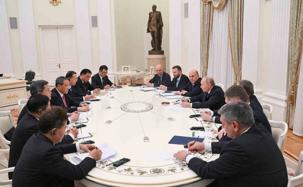 Putin, Çin Başbakanı Li ile bir araya geldi
