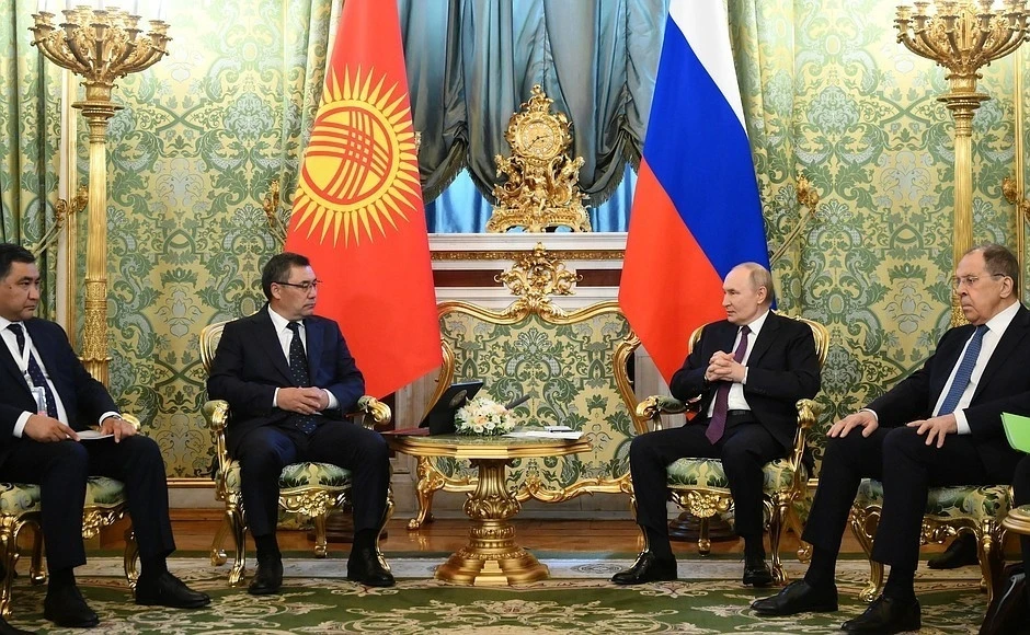 Putin, Kırgızistan Cumhurbaşkanı Caparov ile görüştü
