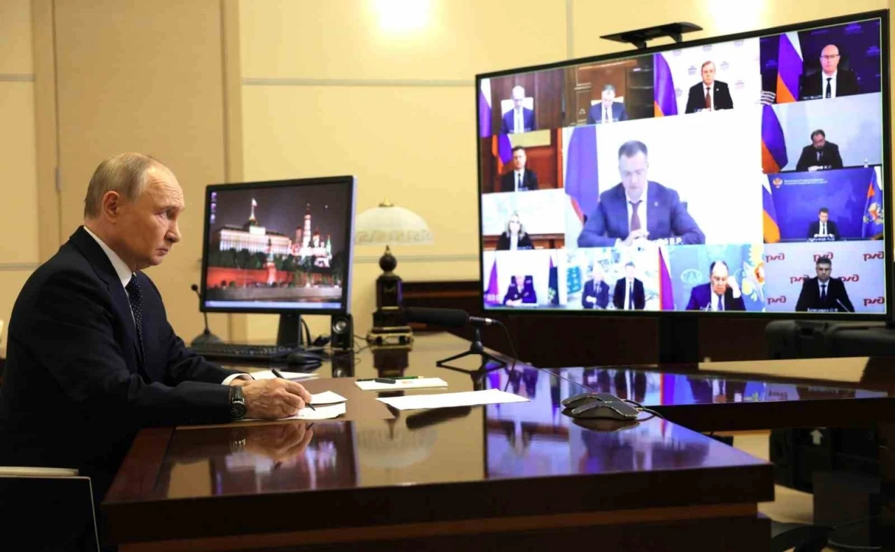 Putin, &quot;Zaten gayrimeşru olan Kiev rejimi bir terör örgütüne dönüşüyor&quot;
