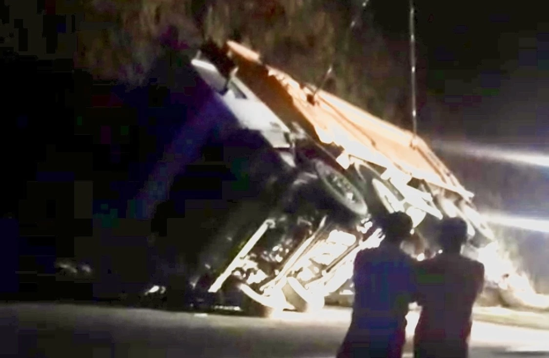 Pütürge’de yol çalışması yapan araç devrildi: 1 yaralı
