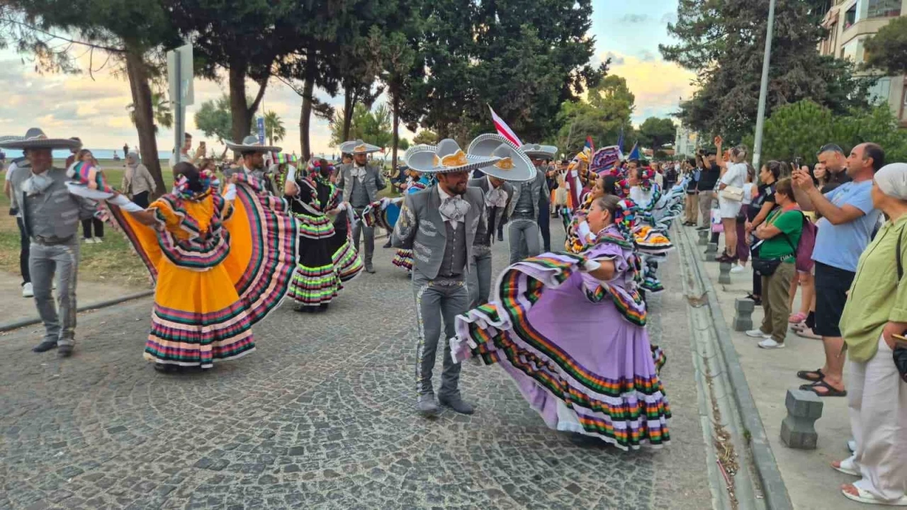 "36. Uluslararası Samsun Halk Oyunları Festivali" renkli g&ouml;r&uuml;nt&uuml;lerle başladı
