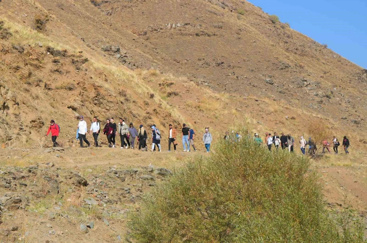 &quot;Adımlarla Keşfet&quot; projesi kapsamında 40 kişi Muş’un ünlü bağlarına yürüdü
