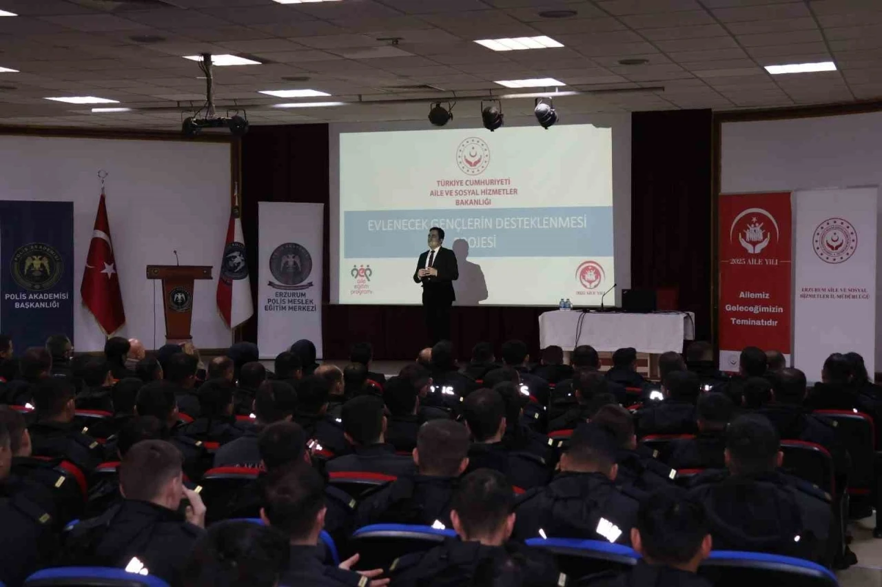 "Ailemle Güvendeyim" projesi kapsamında polis adaylarına eğitim verildi

