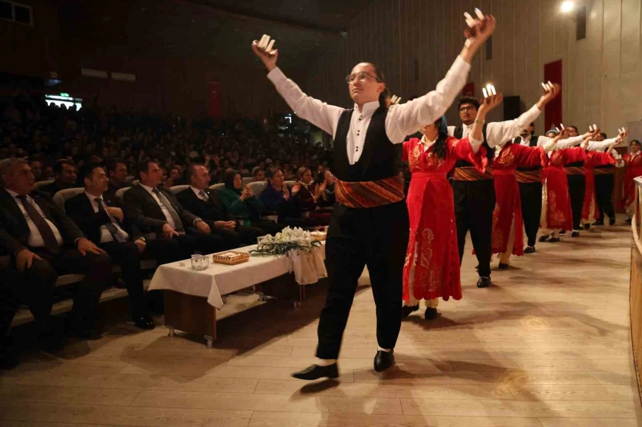 &quot;Annem kanseri ikinci kez yendi&quot; diyen öğrenci salonda dakikalarca alkışlandı
