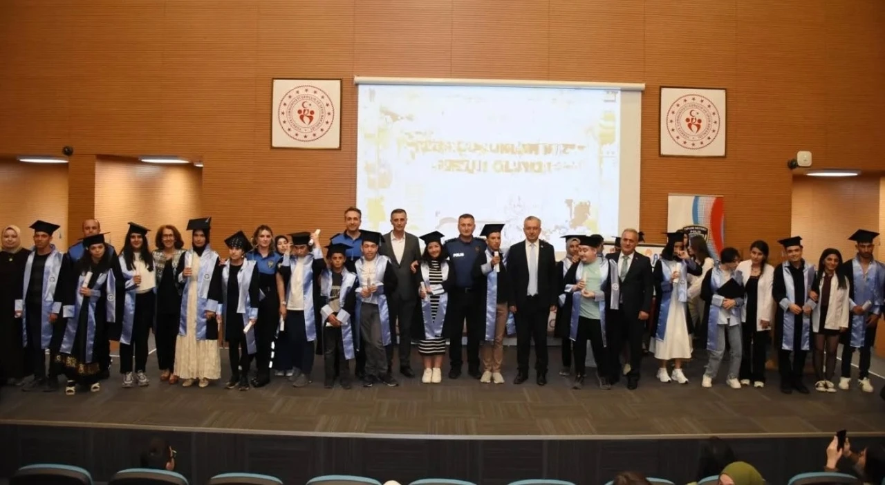 &quot;Bizim Çocuklarımız&quot; projesinin ilk etabı, temsili mezuniyet töreni ile sonlandı
