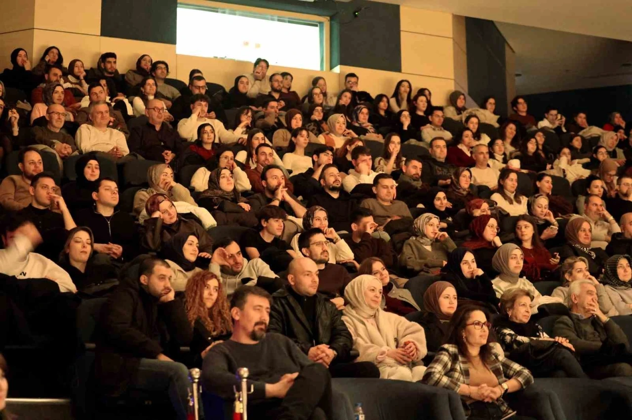 "Carmen" g&ouml;sterisi sanatseverlerden alkış topladı
