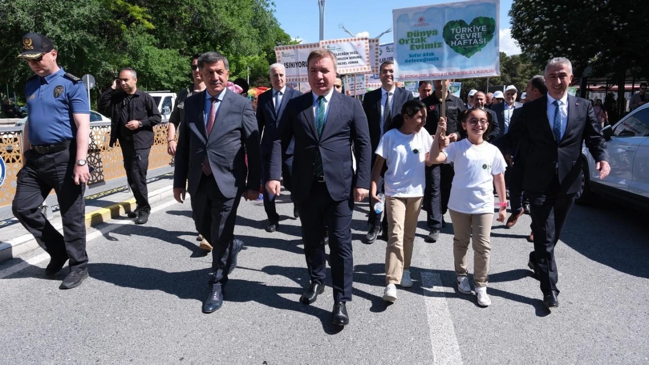&quot;Çevrene İyi Bak: Plastik Kirliliği İle Mücadele&quot; temalı farkındalık yürüyüşü düzenlendi
