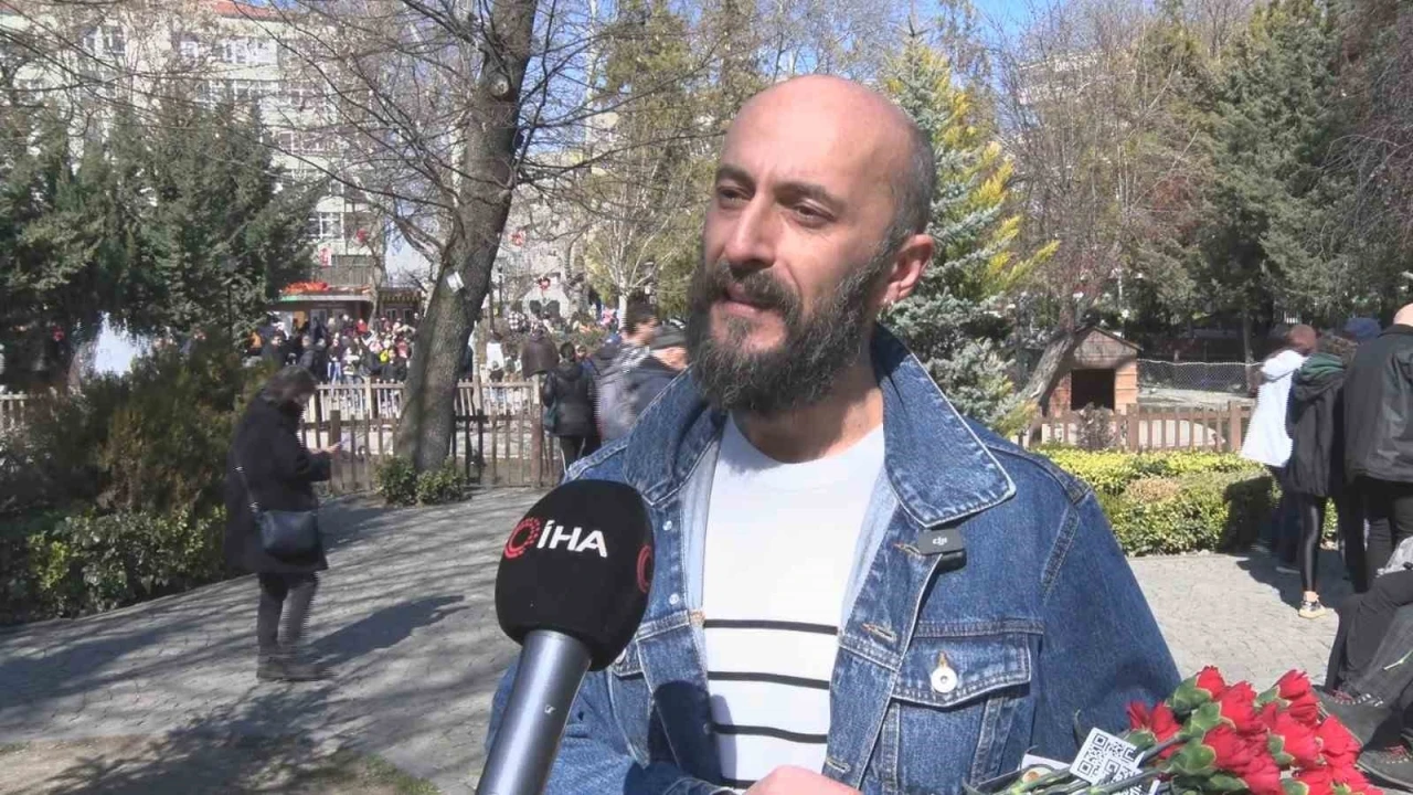 "&Ccedil;i&ccedil;ek Doktoru" D&uuml;nya Kadınlar G&uuml;n&uuml;&rsquo;nde kadına y&ouml;nelik şiddete karanfil ile dikkat &ccedil;ekti

