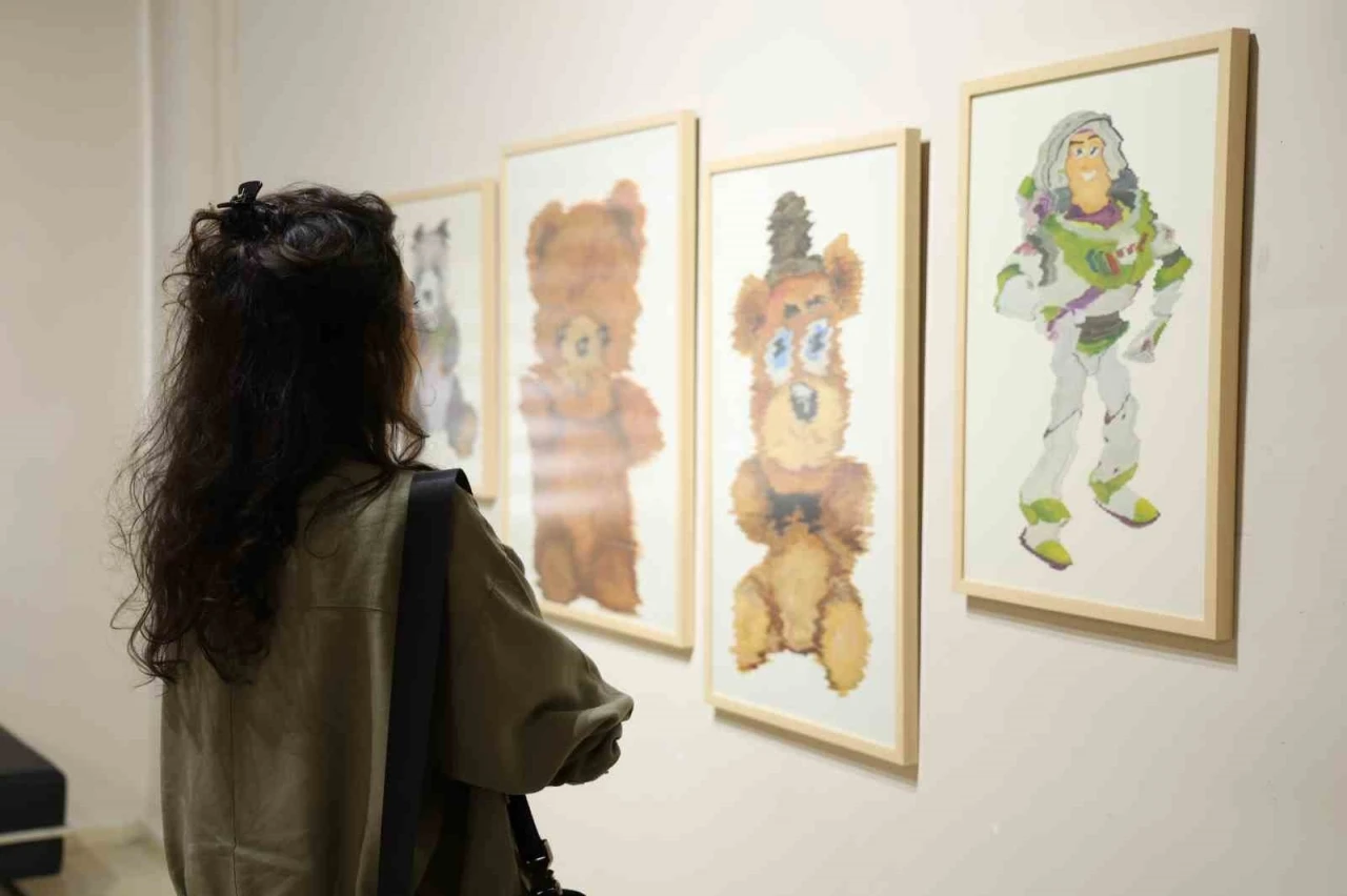 &quot;Çocukluk Düşleri&quot; kişisel sergisi sanatseverlerle buluştu
