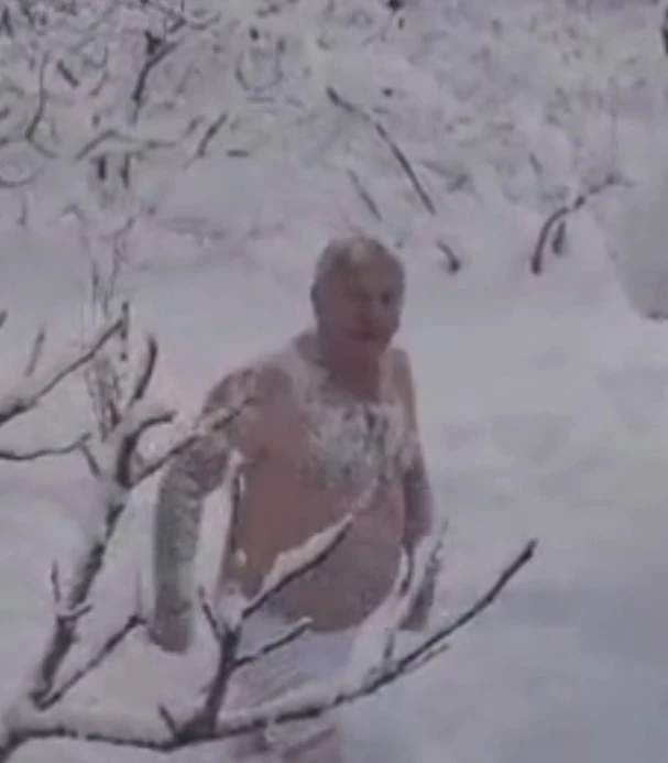 "Denize giremedik bari karda y&uuml;zelim" dedi, karda kula&ccedil; attı
