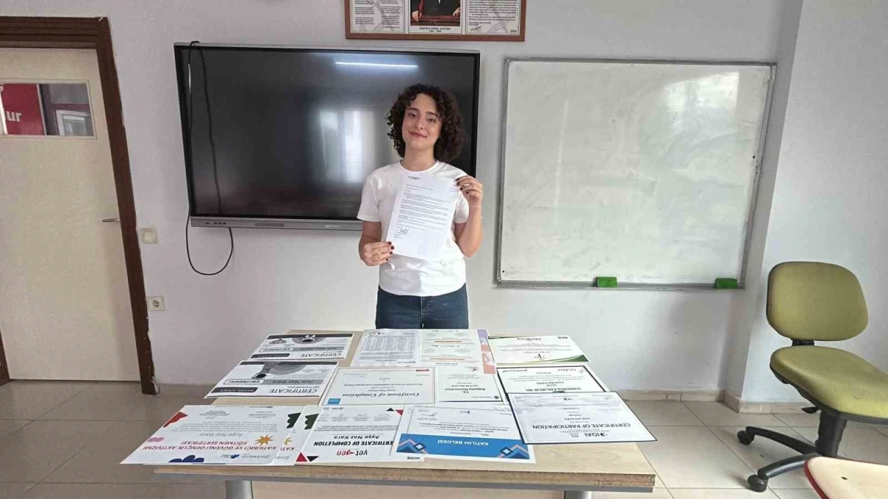 &quot;Ders çalışırken yemek yemeyi bile unuttum&quot; diyen Ayşe Naz, Amerikan Rice Üniversitesi’nden ve NASA’dan eğitim daveti aldı
