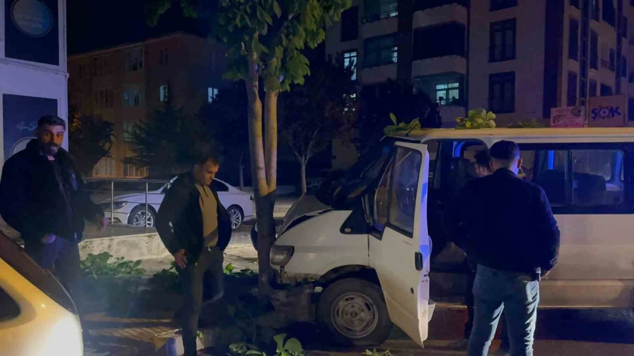 &quot;Dur&quot; ihtarına uymayan ehliyetsiz sürücünün kullandığı araç ağaca çarptı: 38 bin TL ceza yedi
