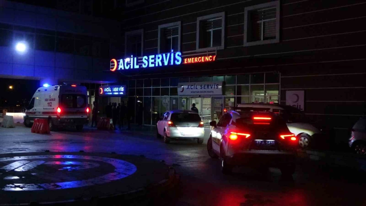 &quot;Dur&quot; ihtarına uymayan otomobili kovalan motosikletli asayiş ekibinin çarptığı yaya ağır yaralandı
