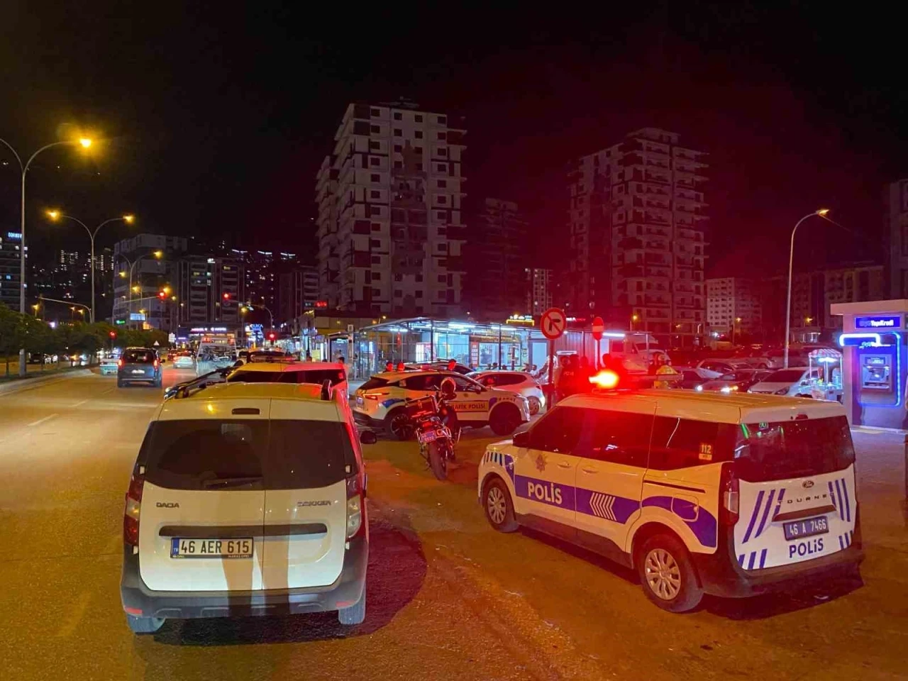 &quot;Dur&quot; ihtarına uymayıp kaçarken polis memuruna çarptı
