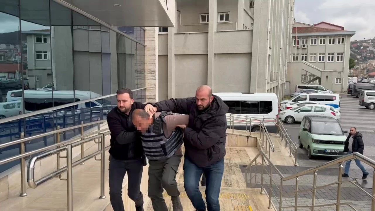 &quot;Eşime neden baktın&quot; diyen adamı bıçaklayarak öldürdü
