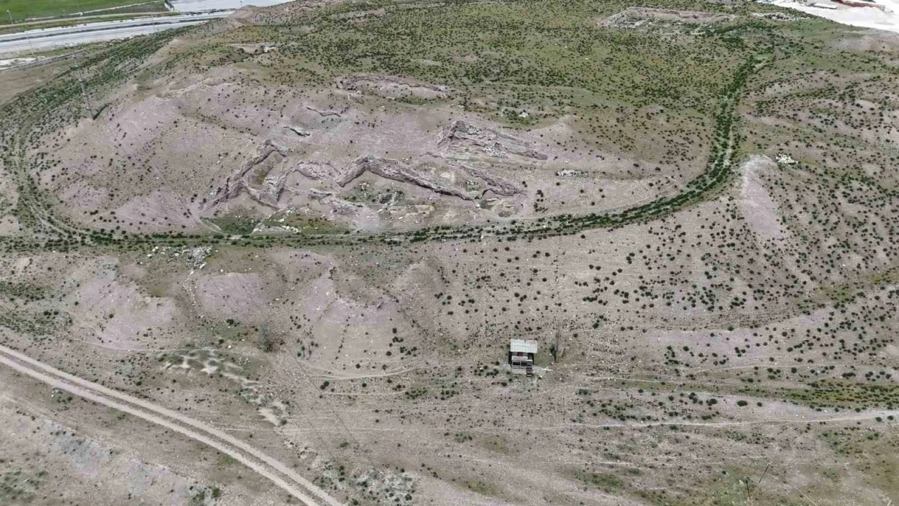 &quot;Eskişehir’in tarihi özeti&quot; Şarhöyük’te arkeolojik çalışmalar devam ediyor
