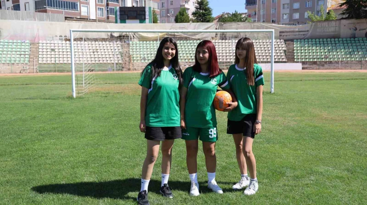 &quot;Futbol erkek işi&quot; diyenlere cevabı sahada verdiler
