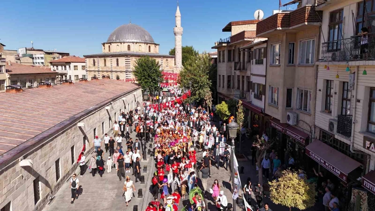 &quot;GastroANTEP Kültür Yolu Festivali&quot; renkli görüntülerle başladı
