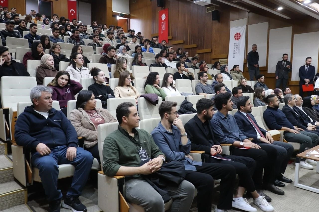 &quot;Geleceğin Liderleri Akademisi&quot; eğitimi düzenlendi
