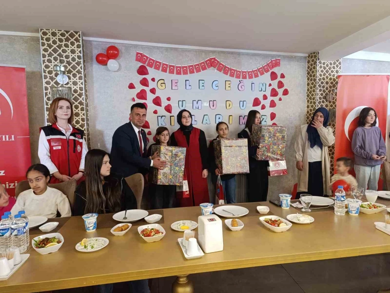 &quot;Geleceğin Umudu Kızlarımız&quot; projesiyle kız çocuklarına destek
