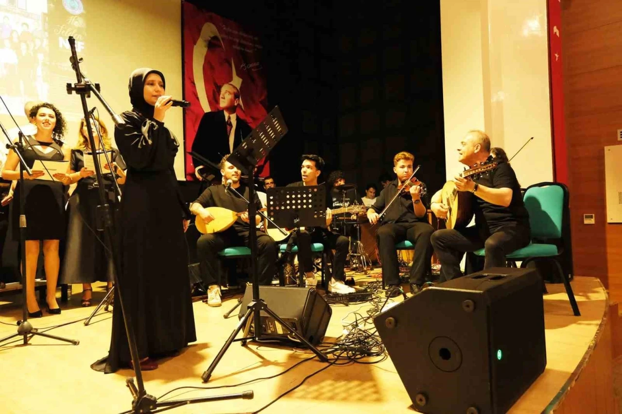 "Her Telden" Konseri b&uuml;y&uuml;k beğeni topladı
