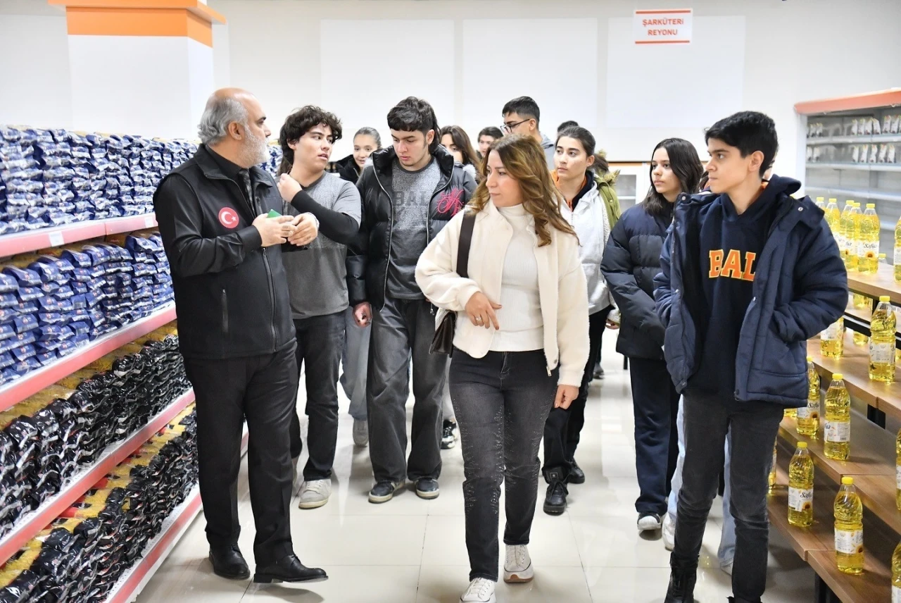 "İyilik El&ccedil;isi" Projesi gen&ccedil;lere yardımlaşma ve tarih bilinci aşılıyor
