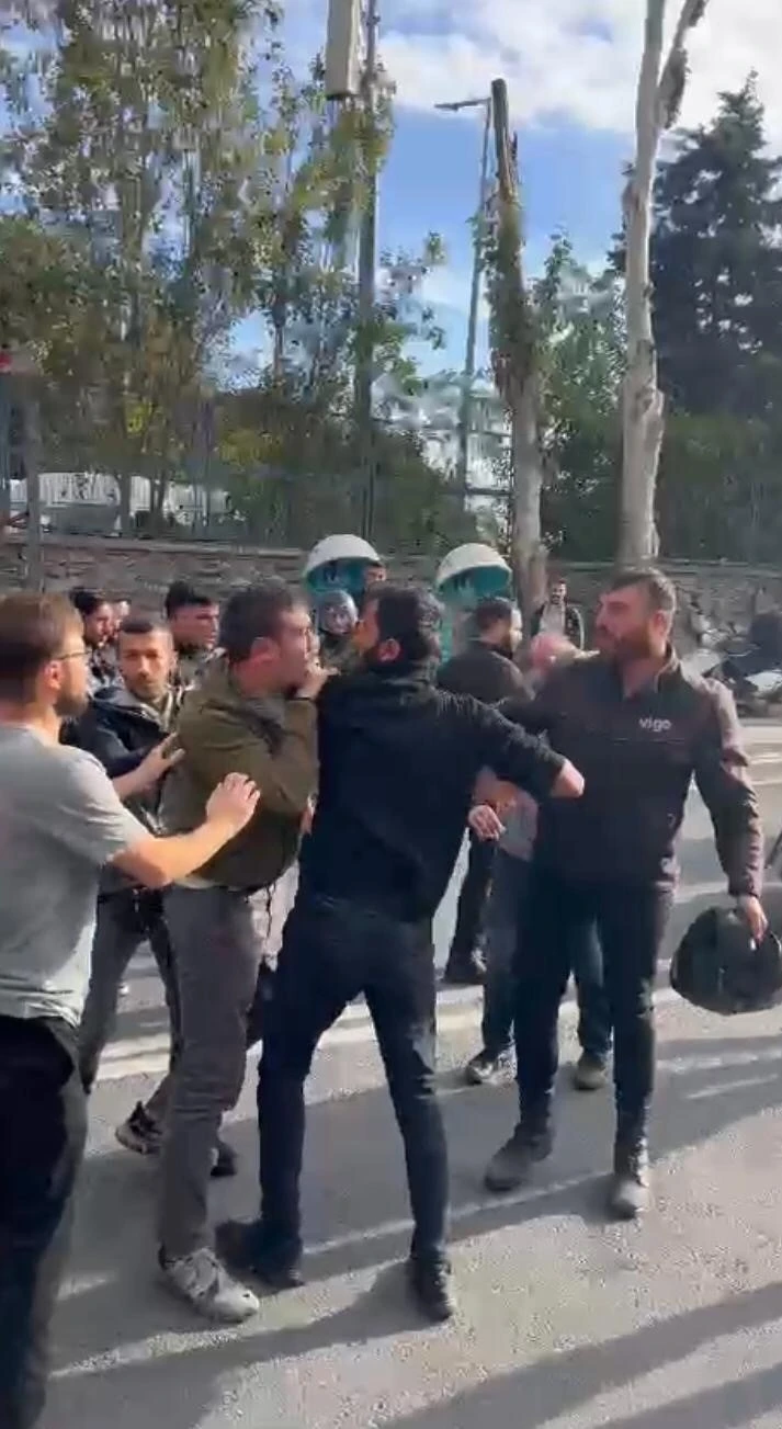 "&lsquo;James Bond gibi bakamazsın" diyerek sokak ortasında saldırdılar: O anlar kamerada
