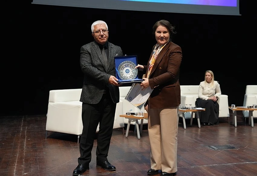 "Kadın Liderliği ve Anadolu&rsquo;nun Geleceği" Uşak &Uuml;niversitesi&rsquo;nde ele alındı
