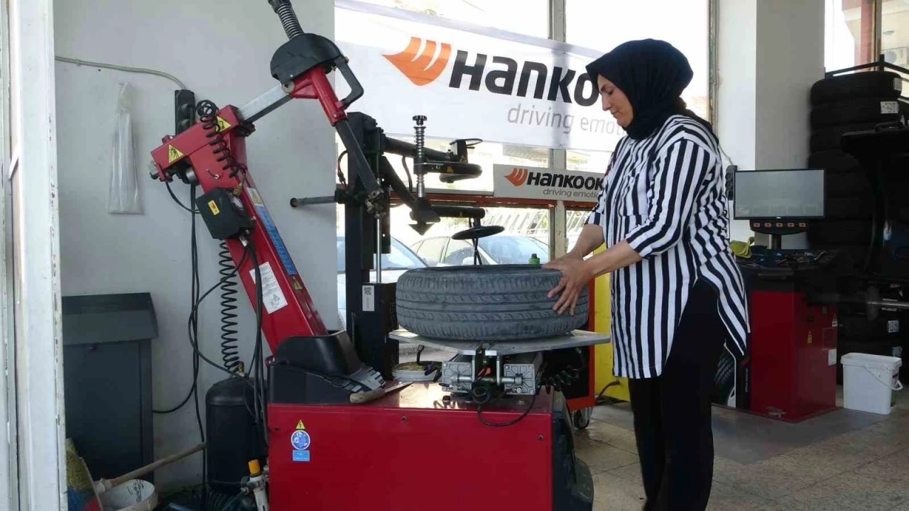 "Kadınlar yapamaz" diyenlere inat 24 yıldır lastik tamiri yapıyor