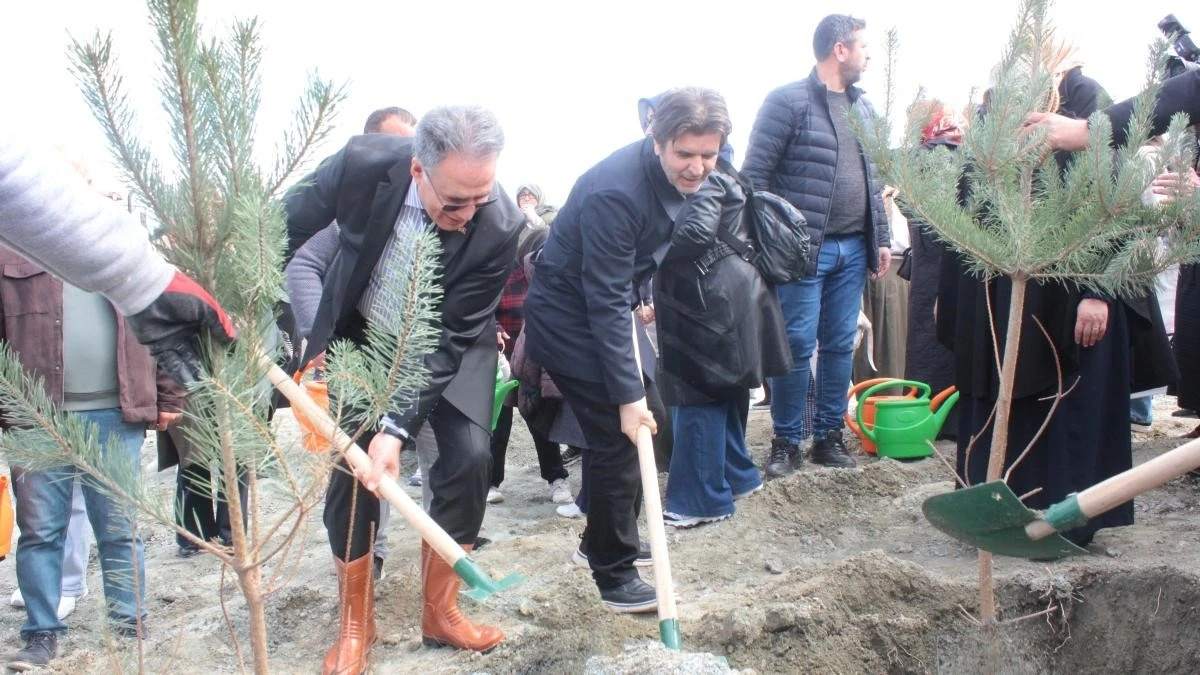 Malatya&rsquo;da Kadınlar El Ele Verdi: Bin Fidan Toprakla Buluştu