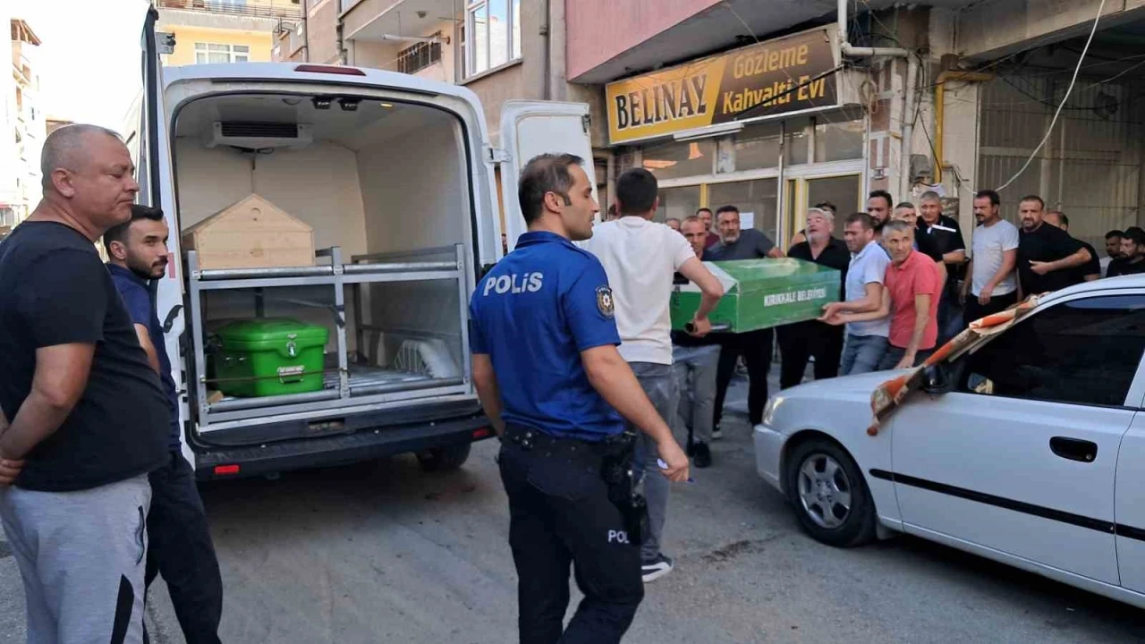 &quot;Kanepeden düştü&quot; denildi, cinayet çıktı: 3 gözaltı
