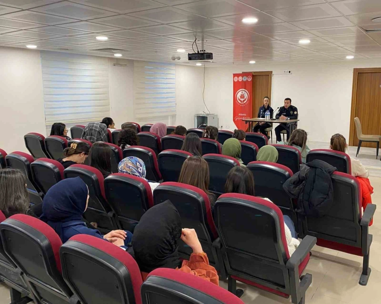 &quot;Kariyer Günleri Projesi&quot; kapsamında üniversite öğrencilerine seminer düzenlendi
