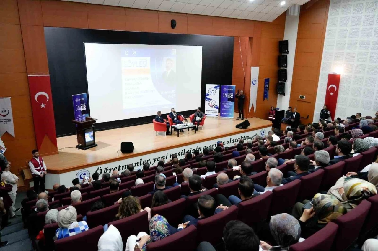 &quot;Kürsülerden sıralara uzanan bilgi ve tecrübe paylaşımı&quot; söyleşisi gerçekleştirildi
