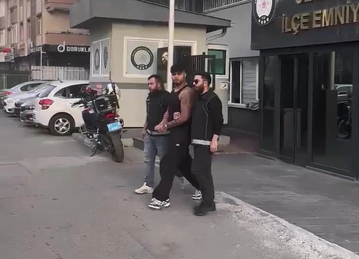 &quot;Lvbel C5&quot; lakaplı rapçinin adliyeye sevk edildiği anlara ait görüntüler ortaya çıktı
