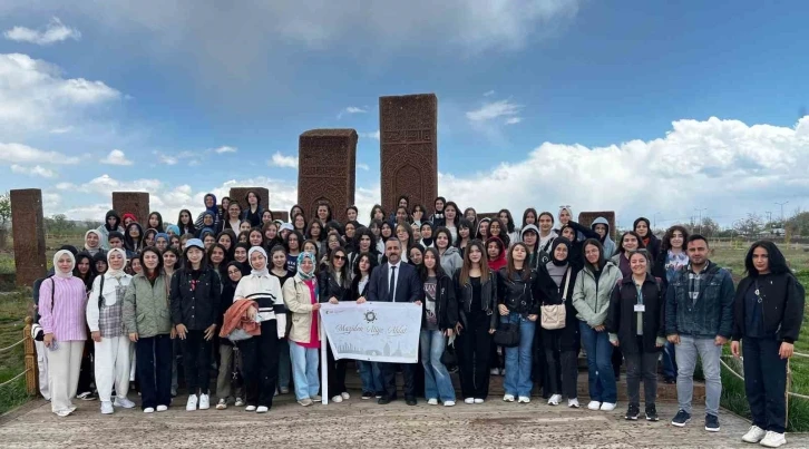 &quot;Maziden Atiye Ahlat&quot; programıyla öğrencilere bölge tanıtılıyor
