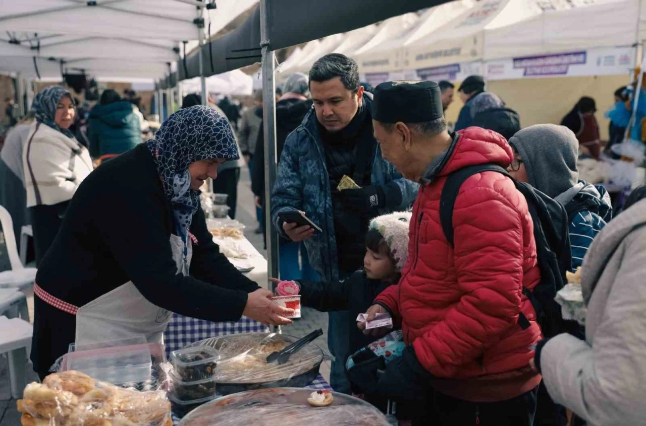 "Meydan Kadınların" dayanışma pazarına b&uuml;y&uuml;k ilgi
