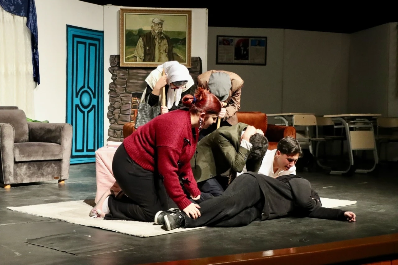 &quot;Modem sustu, ev konuştu&quot; tiyatro oyunu sahnelendi
