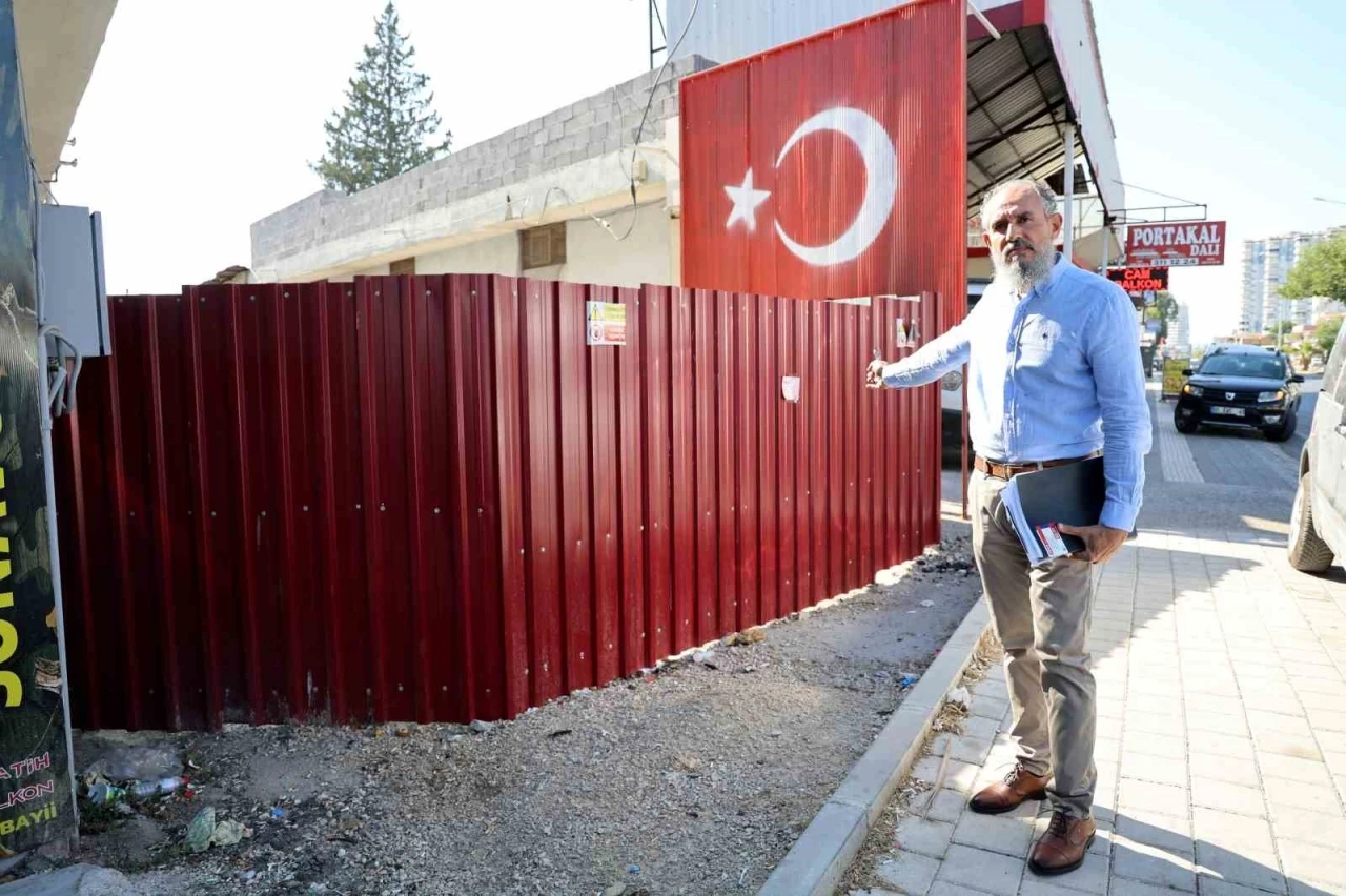 &quot;Tapulu arazim&quot; dedi, sokağın girişini kapattı
