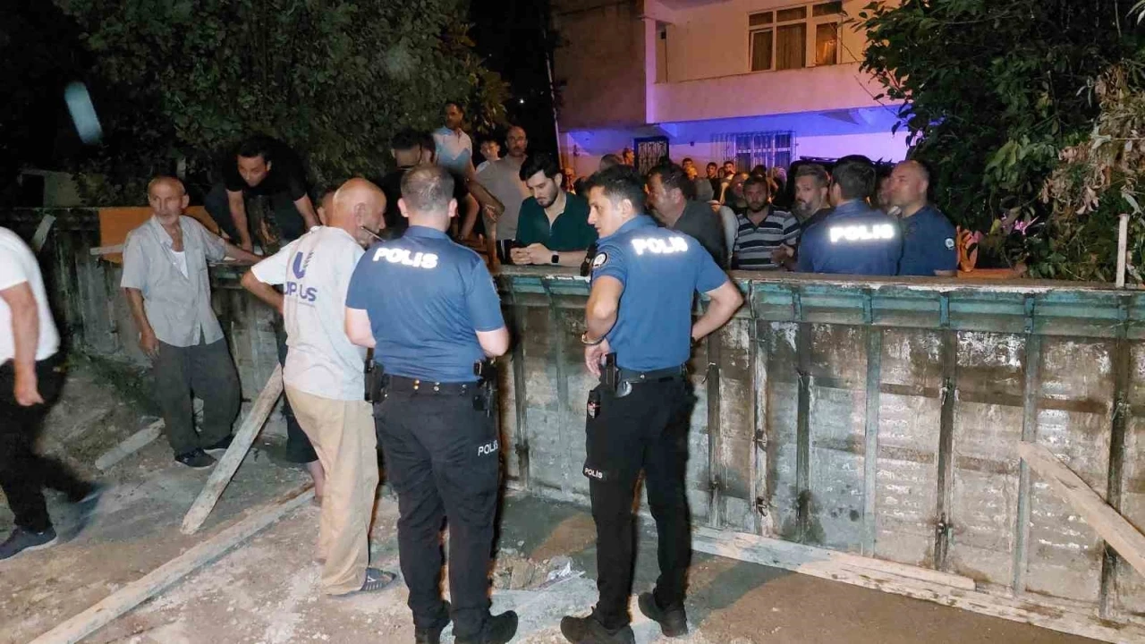 &quot;Tapulu arsam&quot; diye yolu beton duvar ile kapatınca mahalleli isyan etti
