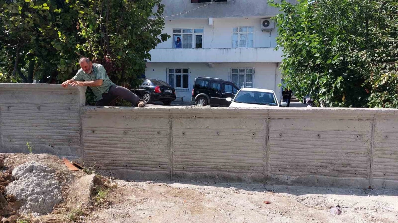 &quot;Tapulu arsam&quot; diyen vatandaşın beton duvarla kapattığı yol iş makinesiyle açıldı
