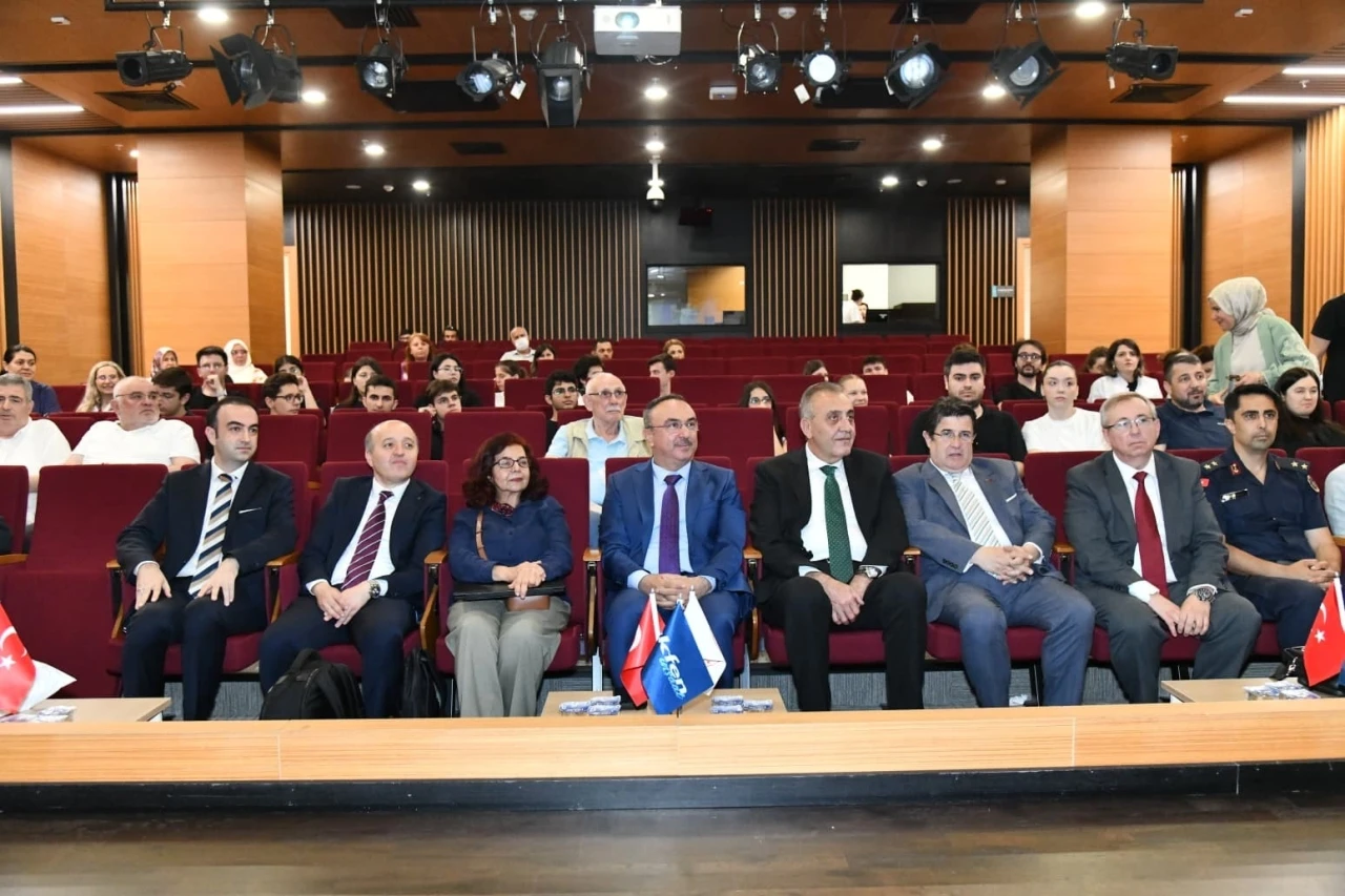 "Tarihin İzinde Tekirdağ" konferansında kentin tarihi gelişi