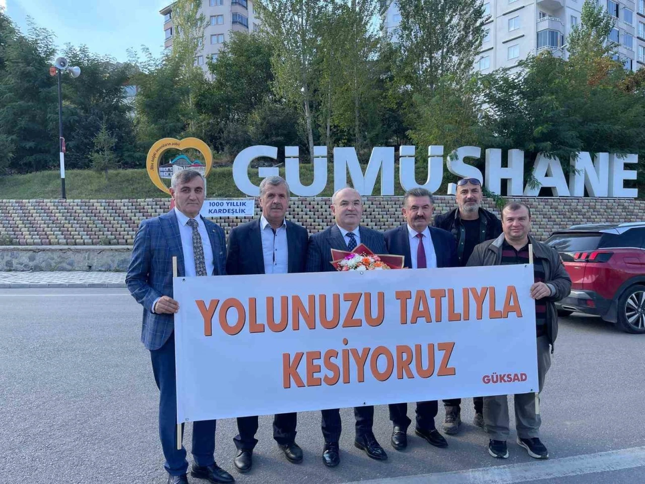 &quot;Terörsüz Türkiye&quot; için Mardin otobüsünü durdurup, yolculara tatlı ikram ettiler
