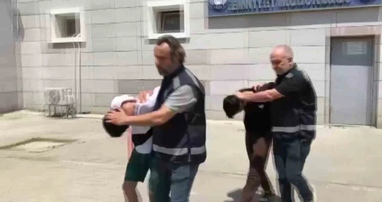 "Vatandaşlık vereceğiz" yalanıyla aldıkları 175 gram altınla ka&ccedil;an dolandırıcılar yakalandı
