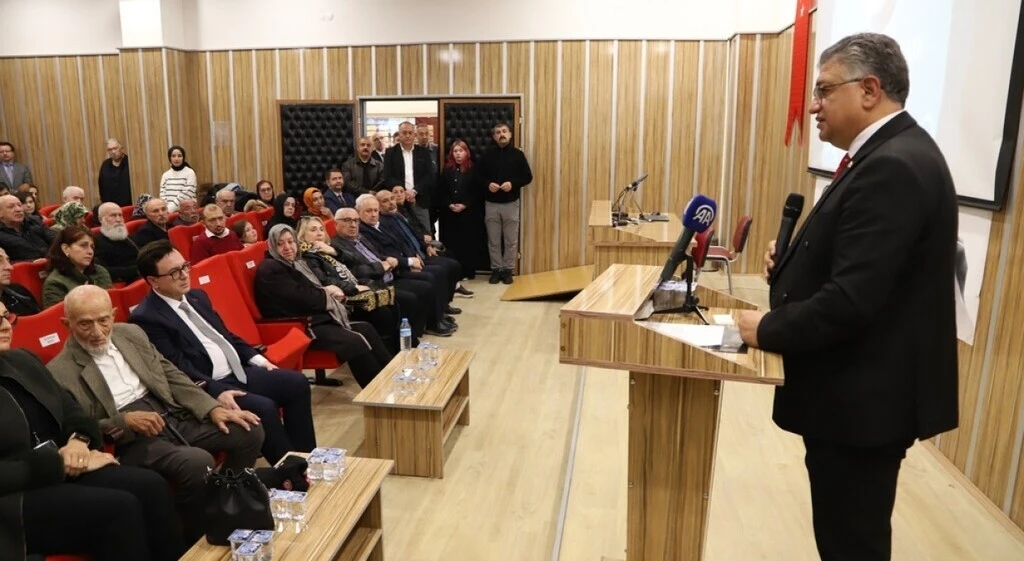 &quot;Yaşayan İnsan Hazinesi&quot; unvanına sahip çini sanatçısı Hamza Üstünkaya için DPÜ’de anma töreni düzenlendi
