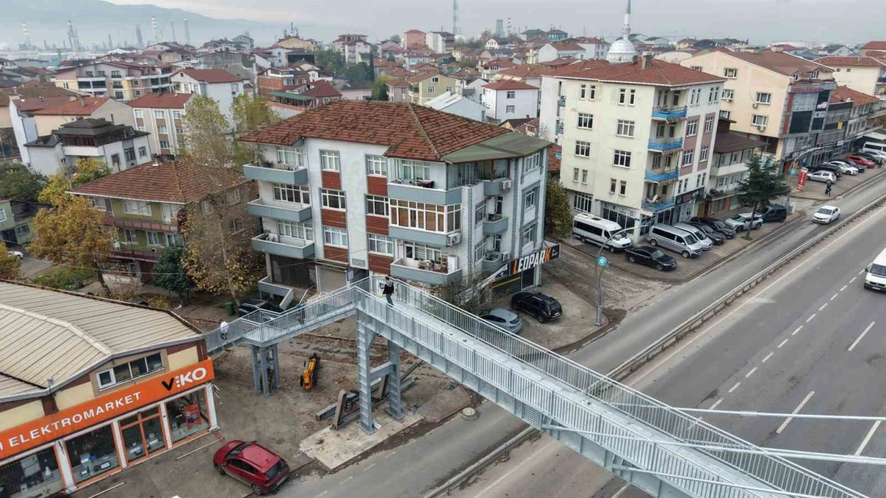 &quot;Yayalar evimi izliyor&quot; şikayeti üst geçidi yıktırdı: &quot;Evi yine görebiliyoruz&quot;
