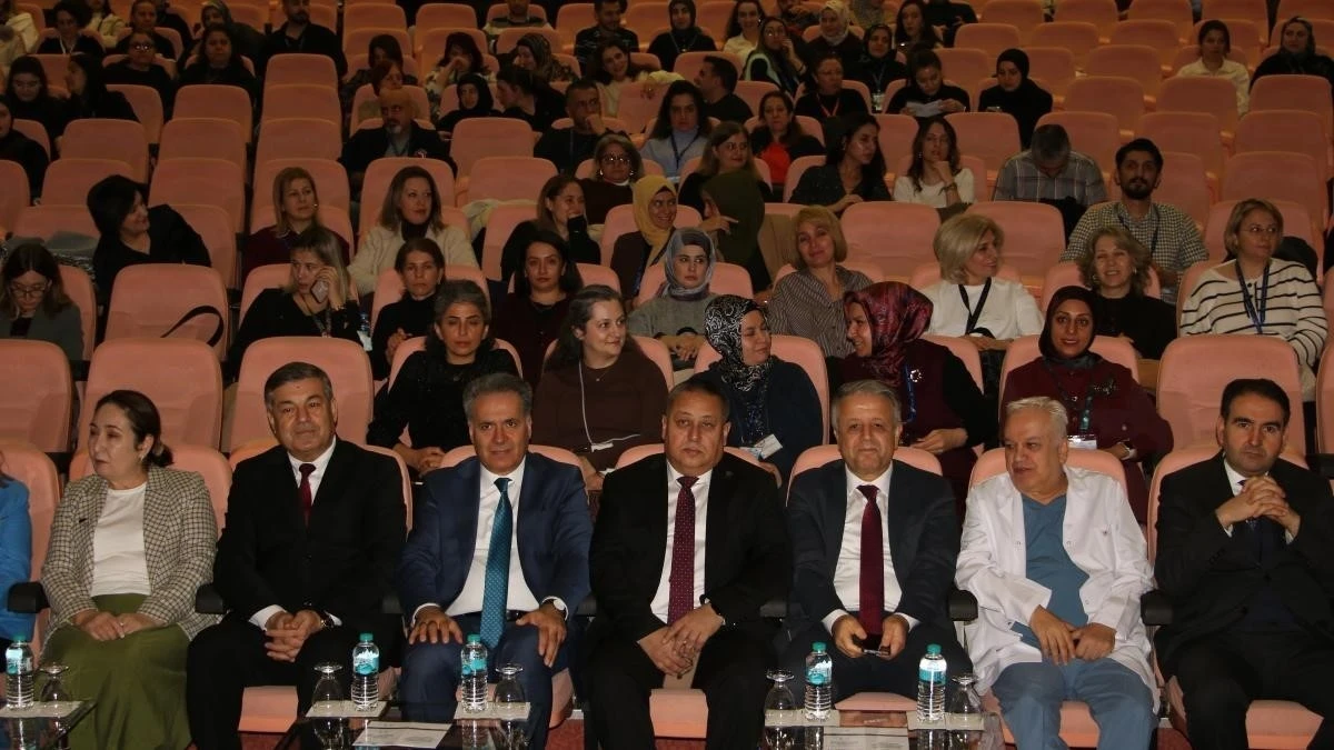 "Yoğun Bakım Hemşireliğinde G&uuml;ncel Yaklaşımlar" sempozyumu d&uuml;zenlendi
