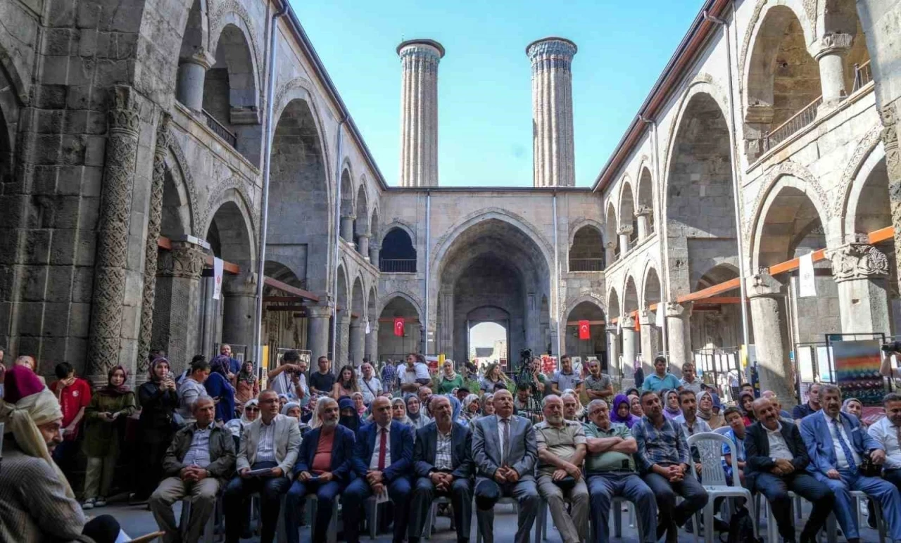 &quot;Yunus Emre Erzurum’da&quot; gönülleri mest etti
