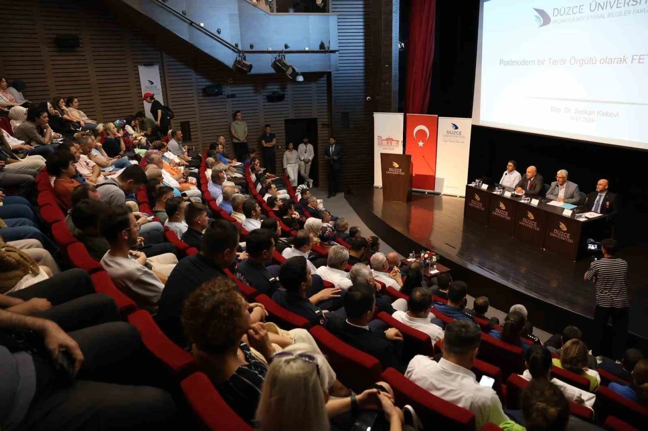 &quot;Zaferin Adı Türkiye&quot; programı yoğun katılımla gerçekleştirildi
