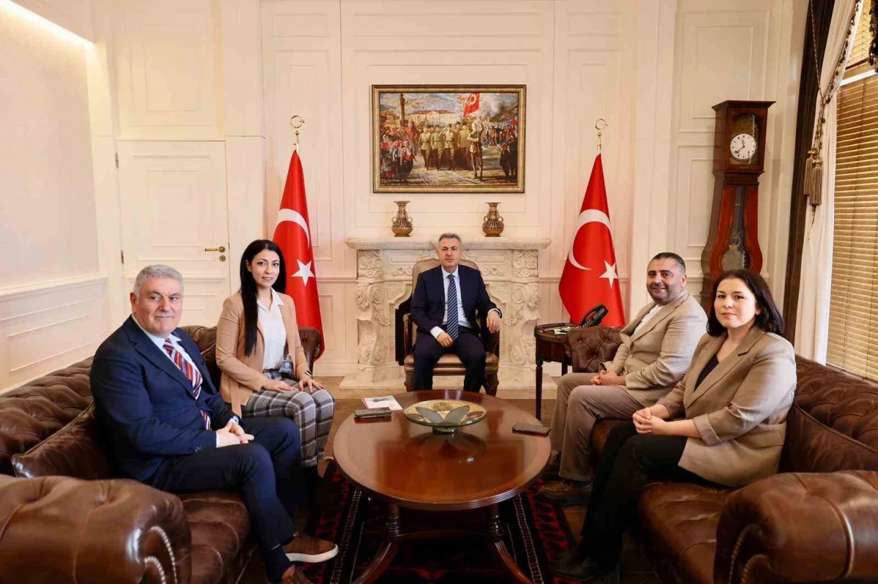 Radikal Eğitim&rsquo;den Vali S&uuml;leyman Elban&rsquo;a ziyaret
